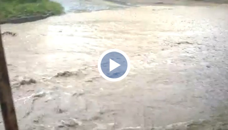 От проливния дъжд се е свлякла земна маса, която е блокирала входа и изхода на Троян