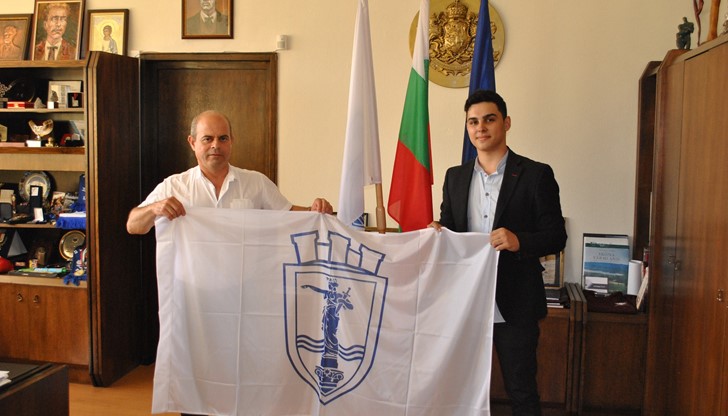 Пламен Стоилов се срещна с младия физик Симеон Стефанов, възпитаник на МГ „Баба Тонка“