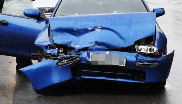 Водачът с лъскавата кола возил три жени