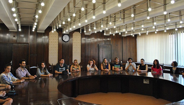 Доброволците са в Русе от 1 юни и ще останат до 30 юни 2015 г. като ще участват в карнавала на 20 юни с атрактивни костюми от техните страни