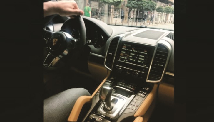 Спортистът е решил да изненада своята любима с доста скъп и луксозен подарък