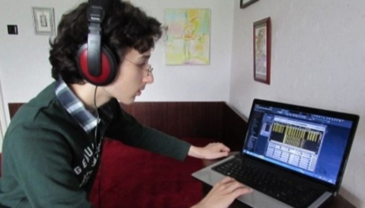 Освен с писане на музика, лятната ваканция на младия пианист е ангажирана и с майсторски класове при известни преподаватели