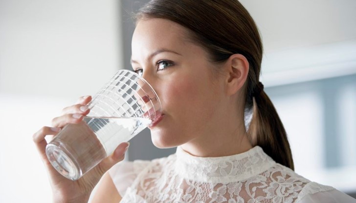Специалистите препоръчват, освен приетите напитки, да пием поне по 8 чаши вода на ден