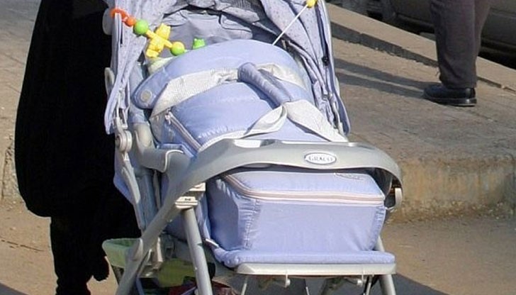 В русенската книжарница има надпис на витрината ”Забранено влизането с колички” В русенската книжарница има надпис на витрината ”Забранено влизането с колички”