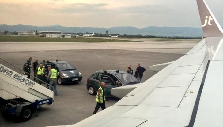 Британците се напили с алкохол и започнали да опипват стюардесите в самолета