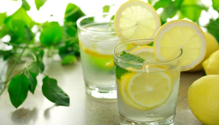 Водата с лимон не само утолява жаждата по-добре, но ...