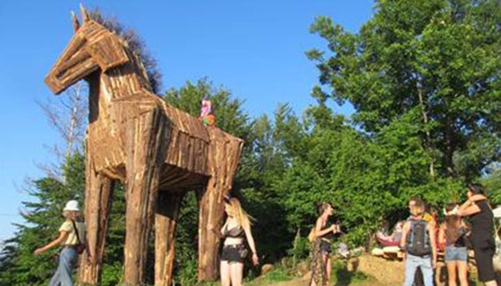 Внушителен дървен Троянски кон сковаха чужденци на ливадите над българско село