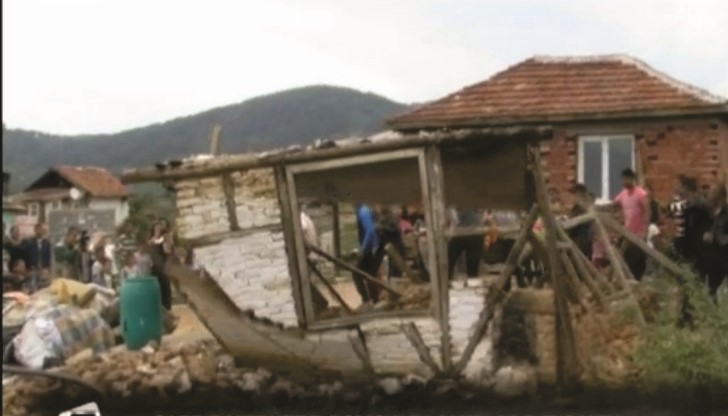 Кадри как ромите събарят бараките си Кадри как ромите събарят бараките си