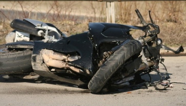 19-годишен моторист, най-вероятно при неспазване на дистанция, е блъснал намаляващ скоростта си пред него мотоциклет / Снимката е илюстративна