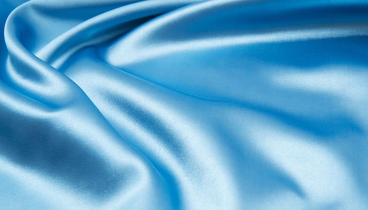 На вид и допир отгледаната в лаборатория коприна е атрактивна алтернатива на тъканта, произвеждана от копринени буби