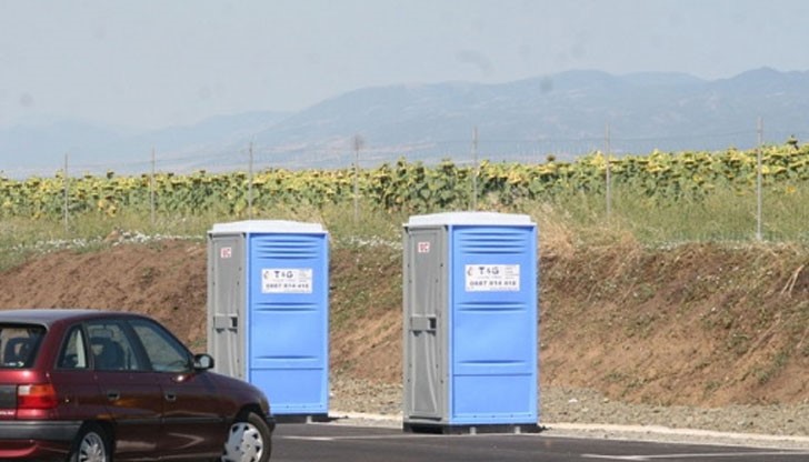 Химическите тоалетни са били задигнати заедно с биологичния материал в тях Химическите тоалетни са били задигнати заедно с биологичния материал в тях