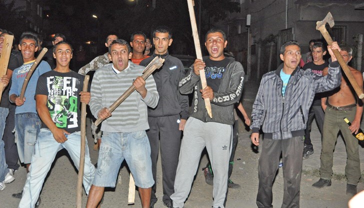 "Напрежението между роми и българи е модерно", добави Ралев "Напрежението между роми и българи е модерно", добави Ралев