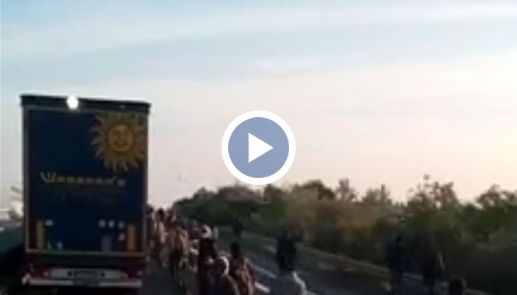 Бежанци разбиват вратата на камион и почват да се качват в него