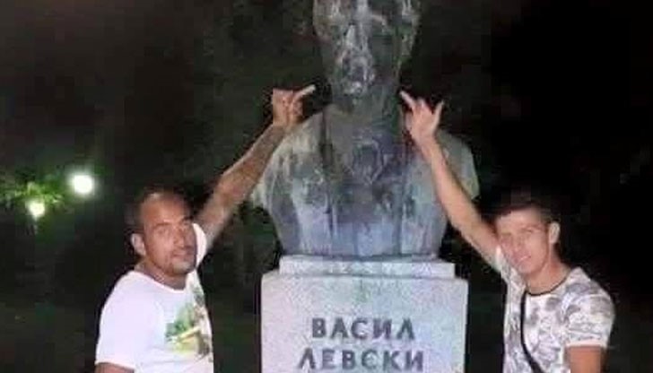 В интернет се появи снимка, на която двама мъже са заврели по един среден пръст в лицето на Апостола и гордо позират пред неизвестен фотограф, който увековечава геройската им постъпка