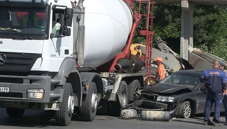 Според очевидци, бетоновозът предприел маневра за извършване на десен завой