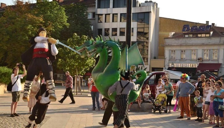 Русенският карнавал започва още на 19-ти с карнавална дискотека пред Доходното здание Русенският карнавал започва още на 19-ти с карнавална дискотека пред Доходното здание