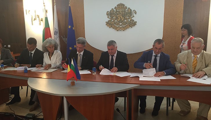 Областният управител Стефко Бурджиев поздрави всички присъстващи и изрази удоволствието, че меморандумът ще отвори много възможности за сътрудничество между двете страни Областният управител Стефко Бурджиев поздрави всички присъстващи и изрази удоволствието, че меморандумът ще отвори много възможности за сътрудничество между двете страни