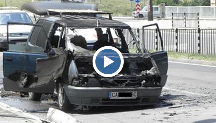 Огънят тръгнал от двигателя, водачът веднага излязъл и подал сигнал на тел. 112