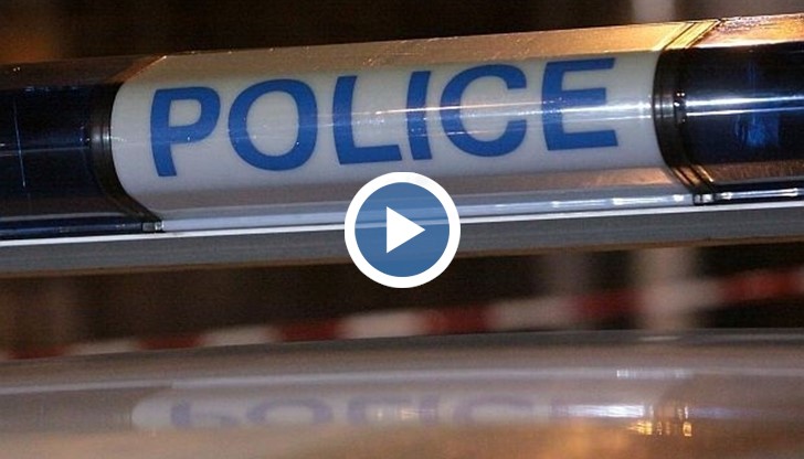 Униформени нахлуха на десетки адреси