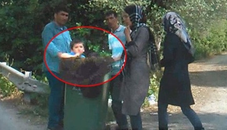 Бежанците използват контейнерите за боклук вместо детски колички