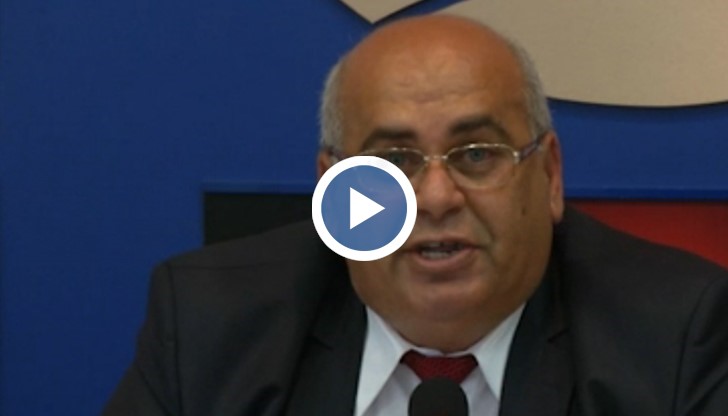 "Откраднаха ни ги всички песни, откраднаха ни музиката, танците, откраднаха ни всичко", казва ромът, явно визирайки българите