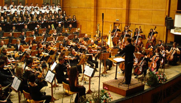 В първата част музикантите ще изпълнят и „Циганката” от Равел ... В първата част музикантите ще изпълнят и „Циганката” от Равел ...