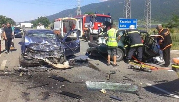 Двама загинаха при жестоката катастрофа между камион и три коли