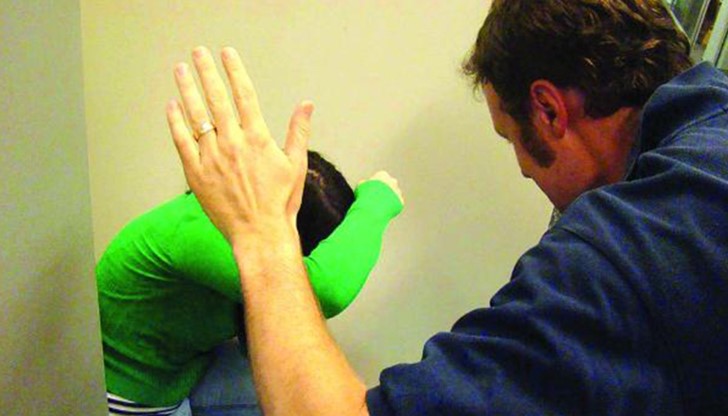 Жената избягала заедно с детето си в защитено жилище заради системните побои от мъжа си Жената избягала заедно с детето си в защитено жилище заради системните побои от мъжа си