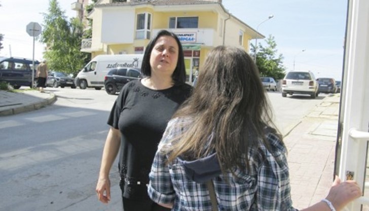 Лили (с гръб) и майка ѝ Анна Медарова се надяват на медицинско чудо и добрината на хората.