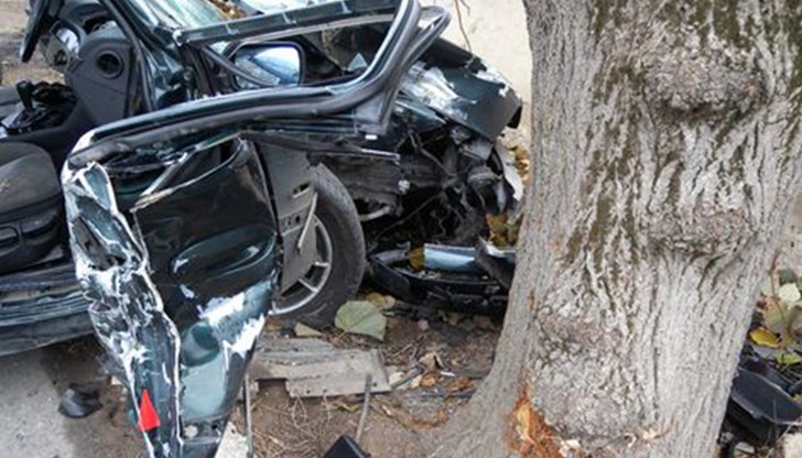 Водач на БМВ губи контрол над колата и се блъска в бордюр и крайпътно дърво / Снимката е илюстративна