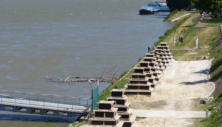 10 пясъчни пирамиди, всяка от които висока 3,5 м. и тежаща солидните 68 тона, очакват на кея, край Понтон № 6 творците