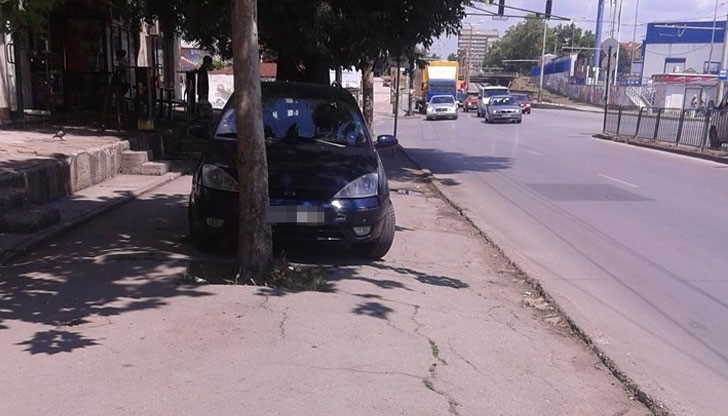 Този автомобил е паркирал на тротоара на търговски комплекс "Ялта"