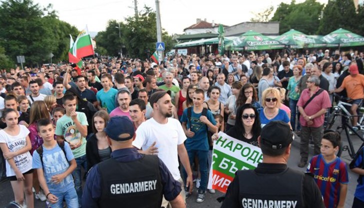 „Където видя българин, ще яде нож“. Това бе само една от заплахите