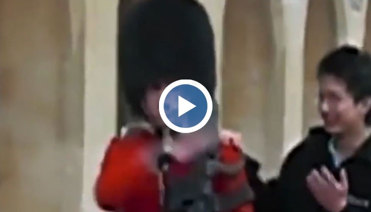 Гвардеец използва зачисленото му оръжие, за да вразуми залепил се за него азиатец