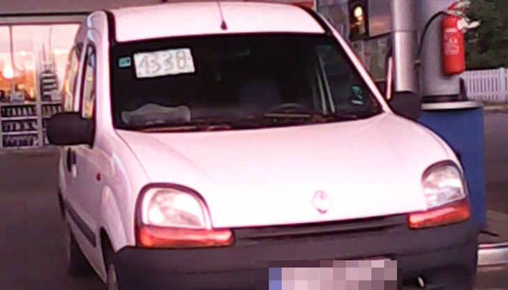 На предната седалка седеше малко дете на 2 или 3 годинки дано тази жена бъде глобена!