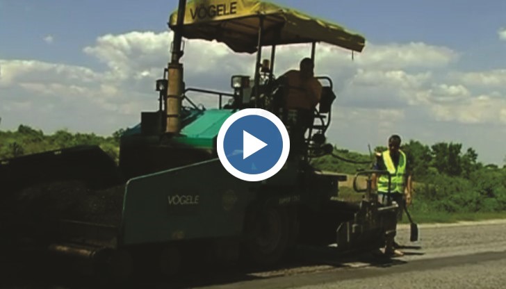 Заради ремонта част от асфалта беше премахнат, а дупките запълнени с нов