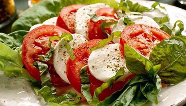 Думата, произлиза от френската „Salade", което означава сол/солено