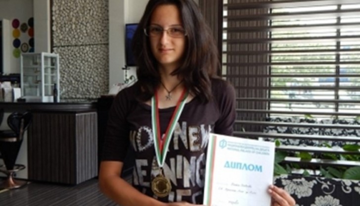 Никол Павлова е една от най-младите състезателки по авиомоделизъм Никол Павлова е една от най-младите състезателки по авиомоделизъм