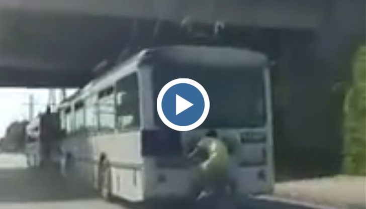 Тролей тегли на буксир колоездач в Русе