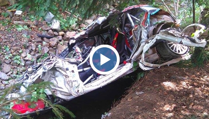 Екип на ПБЗН е рязал автомобила, за да извади двамата пилоти от смачканата до неузнаваемост кола