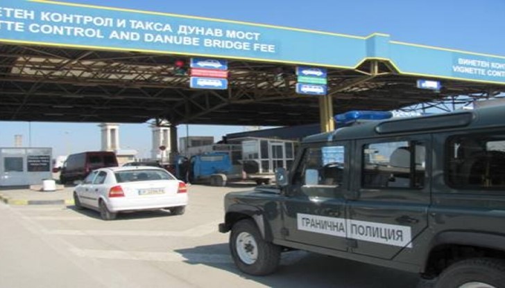 Русенски митничари открили 900 бутилки с по 2 литра българско вино в багажника на ван Русенски митничари открили 900 бутилки с по 2 литра българско вино в багажника на ван