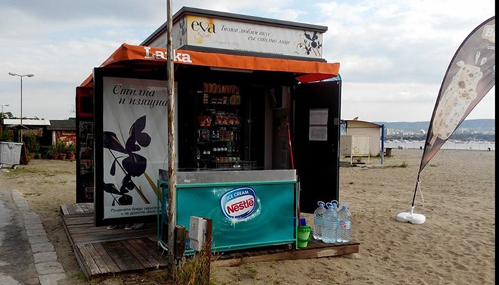 Заграби всички възлови спирки за обществения транспорт, сега заграбва пясъка на плажа!