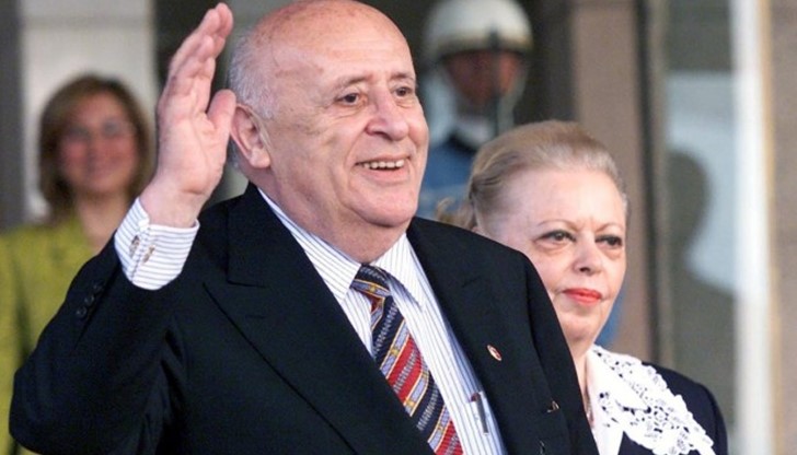 Демирел беше президент от 1993 г. до 2000 г., а преди това пет пъти беше премиер на Турция Демирел беше президент от 1993 г. до 2000 г., а преди това пет пъти беше премиер на Турция