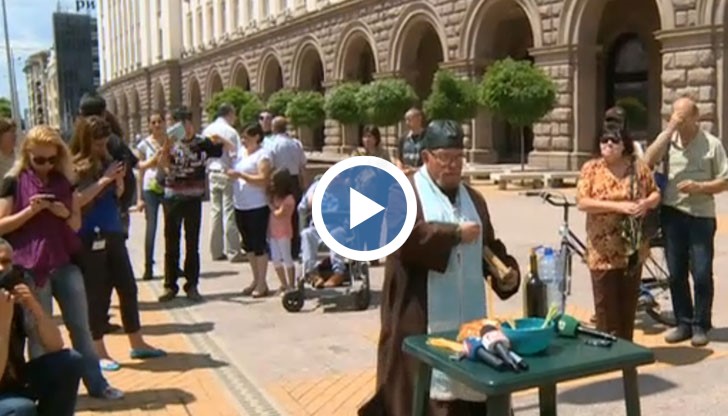 Отец Георги Гелеменов се нае да прогони демоните от сградата