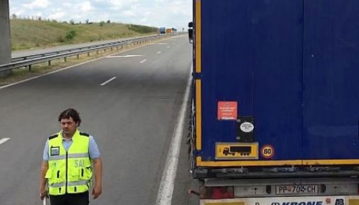 Служител на агенцията бе заснет от камера в кабината на турски товарен камион