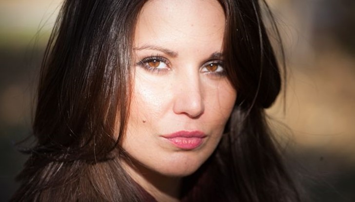 Лятно турне на Вероника Денева – среща с автограф с читателите от Бургас, Велико Търново, Русе, Пловдив и Стара Загора