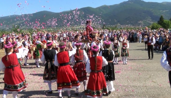 Тази година Фестивалът на розата се проведе под патронажа на генералния директор на ЮНЕСКО Ирина Бокова