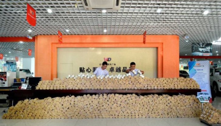 10 работника прекараха 10 часа в извозването и разтоварването на 1320 пакета в шоурум в китайската провинция Лиаонинг