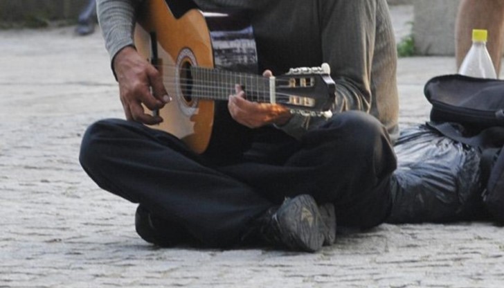 Агресивната жена се нахвърлила върху музиканта с думите „мангал”, „мръсен циганин”, „клошар” и го ритнала с крак в слабините Агресивната жена се нахвърлила върху музиканта с думите „мангал”, „мръсен циганин”, „клошар” и го ритнала с крак в слабините