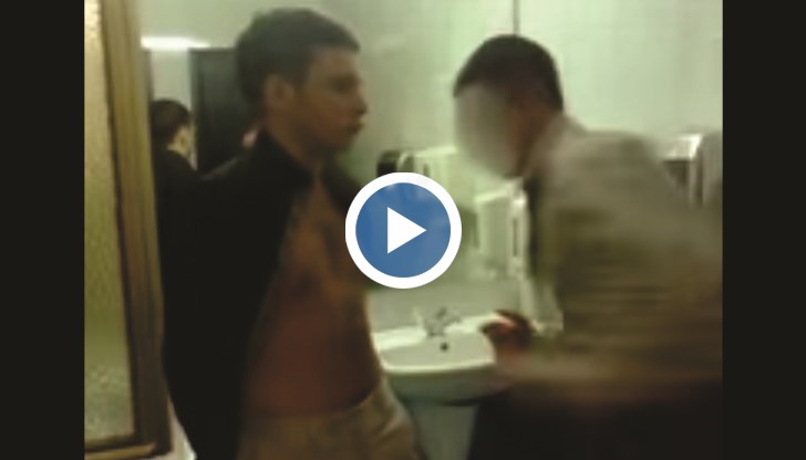 Във видеото се вижда как момче го удря силно в торса 27 пъти